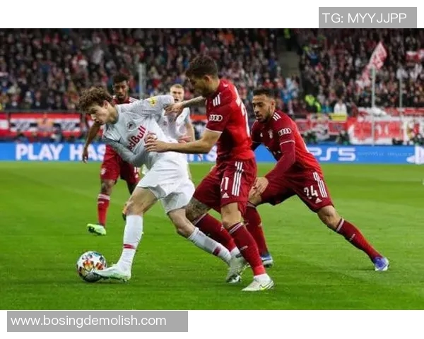 拜仁慕尼黑主场大胜科隆，稳坐德甲榜首位置