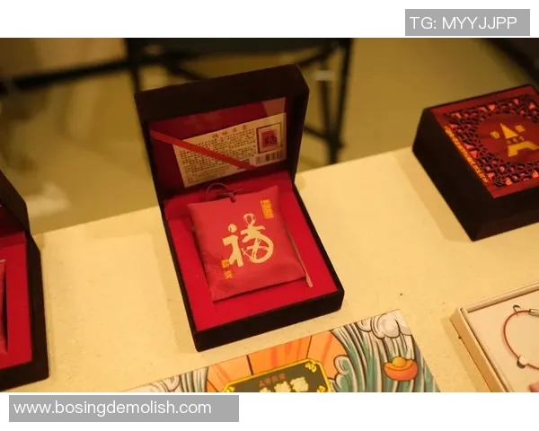 佛罗伦萨举办传统瓷器大展，吸引众多艺术爱好者参观